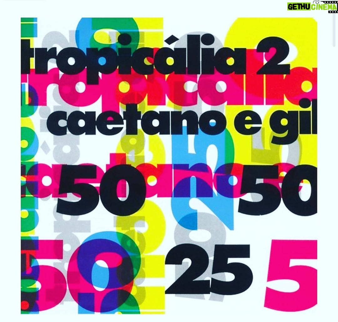 Pedro Ribeiro Instagram - Discos de uma vida. Mais um. Tropicália 2 é dos meus discos preferidos da música brasileira. Ganhou, com os anos, uma certa aura de jóia rara. É que não está disponível nos Spotifys da vida, e conseguir comprar em CD ou vinil é quase impossível. Gravado pela dupla Caeteno/Gil, foi editado em 1993, festejando o 25º aniversário de um dos mais importantes discos de sempre da música brasileira: o lendário álbum “Tropicália ou Panis et Circencis” um disco de 1968, que juntou Gilberto Gil, Caetano Veloso, Tom Zé, Os Mutantes e Gal Costa, ícone do tropicalismo. Tropicália 2 fecha com o extraordinário “Desde que o samba é samba” A lágrima clara sobre a pele escura A noite, a chuva que cai lá fora Solidão apavora Tudo demorando em ser tão ruim Mas abre com o fortíssimo Haiti, um manifesto musical de denúncia do racismo, da violência policial, da pobreza estrutural, fala também do direito ao aborto, da pena de morte, enfim, um tratado de música com mensagem forte. Uma canção absolutamente extraordinária, a abrir um disco especial: Não importa nada Nem o traço do sobrado, nem a lente do Fantástico Nem o disco de Paul Simon Ninguém Ninguém é cidadão “Tropicália 2” é um álbum que hoje é uma raridade, e que tem outros temas muito bons, como aquele que invoca o movimento do “Cinema Novo”, a homenagem a Jimi Hendrix em “Wait Till Tomorrow”, “Cada macaco no seu galho” ou “As coisas”. Tenho saudades de ouvir estas músicas. Como digo, não está disponível em Streaming, não sei onde estará o meu CD, e não se encontra à venda em lado nenhum. As coisas não têm paz.