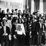 Pedro Ribeiro Instagram - Absolutamente encantando com o documentário da Netflix sobre a gravação do lendário We Are The World, numa noite longa, em Janeiro de 85. Da ideia de Harry Belafonte, à composição de Lionel Ritchie e Michael Jackson, com Quincy Jones no comando. A triste ausência de Prince. Stevie Wonder a tornar o ambiente um pouco mais confortável para Bob Dylan. As pulseiras da Cindy Lauper a dar cabo de dois ou três takes. Huey Lewis com as pernas a tremer por ter de cantar o verso que era para o Prince. “Check your ego on the door” O discurso de Bob Geldorf que pôs toda a gente com foco no essencial. Springsteen, Ray Charles, Paul Simon, Tina Turner, o entornado Al Jarreau , Diana Ross, Billy Joel, Dionne Warwick, Willie Nelson, etc Caramba! Acho esta canção ainda mais extraordinária depois de ter visto como foi criada e gravada. Adorei. Posso, ou não, ter acompanhado a lágrima do Lionel Ritchie no fim.