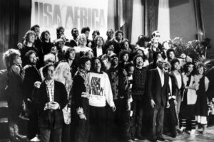 Pedro Ribeiro Instagram - Absolutamente encantando com o documentário da Netflix sobre a gravação do lendário We Are The World,  numa noite longa, em Janeiro de 85. 
Da ideia de Harry Belafonte, à composição de Lionel Ritchie e Michael Jackson, com Quincy Jones no comando. A triste ausência de Prince. Stevie Wonder a tornar o ambiente um pouco mais confortável para Bob Dylan. As pulseiras da Cindy Lauper a dar cabo de dois ou três takes. Huey Lewis com as pernas a tremer por ter de cantar o verso que era para o Prince. 
“Check your ego on the door”
O discurso de Bob Geldorf que pôs toda a gente com foco no essencial. Springsteen, Ray Charles, Paul Simon, Tina Turner, o entornado Al Jarreau , Diana Ross, Billy Joel, Dionne Warwick, Willie Nelson, etc 
Caramba!
Acho esta canção ainda mais extraordinária depois de ter visto como foi criada e gravada. Adorei. Posso, ou não, ter acompanhado a lágrima do Lionel Ritchie no fim.