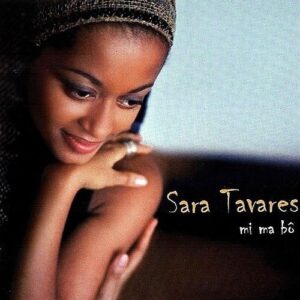 Pedro Ribeiro Instagram - Discos de uma vida. Mais um.

Por nenhuma razão especial, tenho voltado, por estes dias, a este disco da Sara Tavares, julgo que o primeiro dela. É um disco solar. De uma voz extraordinária, que tem, para lá de afinação e sorriso, alma boa. Digo isto enquanto ouvinte, sem ter nenhuma ligação à Sara, não somos amigos, acho que falei com uma única vez, numa entrevista no Top+, imagine-se há quanto tempo isso foi.
Canções deste disco como o Mi Má Bô ou o cristalino e brilhante Eu Sei, ou o irresistível Nha Cretcheu são um bálsamo. A elegância simples, aliada a uma certa inocência deste disco, que tem uns vinte e tal anos, fazem com que volte sempre a ele. 
Se não conhecem, ouçam.

“Se eu beber dessa luz
Que apaga a noite em mim…”