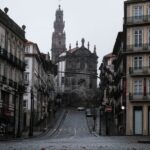 Pedro Ribeiro Instagram - Tenho-me lembrado muito destes tempos de 2020. As ruas desertas, os hospitais cheios, o medo colectivo, a esperança ingénua que nascia do invisível e pairava no ar, os arco-íris desenhados, que eram uma maneira de fazermos figas, ou uma prece muda. Toda a gente sem poder sair de casa, a vida suspensa em dias de morte à espreita. Temermos todos, por nós e pelas nossas pessoas. Quando vejo algumas coisas que as pessoas escrevem nas redes sociais, o nível de frustração ou mera maldade, a estupidez ou simplesmente a mais singela e desarmante falta de educação ou noção, penso no confinamento, sim. Será que essas pessoas também desenharam arco-íris? Comoveram-se com os esforços heróicos dos profissionais de saúde? Será que temeram pela vida? Terão mesmo perdido alguém? Acreditaram na palavra empatia, que parece ter sido inventada nessa altura? O que é feito do que fomos naqueles tempos, não tão longínquos assim? Ou não será que na verdade, o que somos é isto? Dizer mal, insultar com o mesmo à vontade com que o vírus matava gente, abraçar a boçalidade como um ursinho de peluche que se acha que protege do medo do desconhecido? A superioridadezinha em cada sentença sobre a vida dos outros, que se inveja só, a prepotência de, na vertigem de um teclado, ser, por umas linhas de texto numa rede social, caixa de comentários ou qualquer fórum, o maior da sua rua? Uma ilusão, como os tais desenhos de todas as cores. Uma pessoa chega a ter saudades do ar não poluído, de quando as ruas estavam desertas. O vírus agora é outro, e normalmente falha na educação, decência, bondade, humanidade e, quase sempre, ortografia.