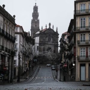 Pedro Ribeiro Instagram - Tenho-me lembrado muito destes tempos de 2020. 
As ruas desertas, os hospitais cheios, o medo colectivo, a esperança ingénua que nascia do invisível e pairava no ar, os arco-íris desenhados, que eram uma maneira de fazermos figas, ou uma prece muda.
Toda a gente sem poder sair de casa, a vida suspensa em dias de morte à espreita. Temermos todos, por nós e pelas nossas pessoas. 
Quando vejo algumas coisas que as pessoas escrevem nas redes sociais, o nível de frustração ou mera maldade, a estupidez ou simplesmente a mais singela e desarmante falta de educação ou noção, penso no confinamento, sim. 
Será que essas pessoas também desenharam arco-íris? Comoveram-se com os esforços heróicos dos profissionais de saúde? 
Será que temeram pela vida? Terão mesmo perdido alguém? Acreditaram na palavra empatia, que parece ter sido inventada nessa altura? O que é feito do que fomos naqueles tempos, não tão longínquos assim? Ou não será que na verdade, o que somos é isto? Dizer mal, insultar com o mesmo à vontade com que o vírus matava gente, abraçar a boçalidade como um ursinho de peluche que se acha que protege do medo do desconhecido? 
A superioridadezinha em cada sentença sobre a vida dos outros, que se inveja só, a prepotência de, na vertigem de um teclado, ser, por umas linhas de texto numa rede social, caixa de comentários ou qualquer fórum, o maior da sua rua? Uma ilusão, como os tais desenhos de todas as cores. 
Uma pessoa chega a ter saudades do ar não poluído, de quando as ruas estavam desertas. 
O vírus agora é outro, e normalmente falha na educação, decência, bondade, humanidade e, quase sempre, ortografia.