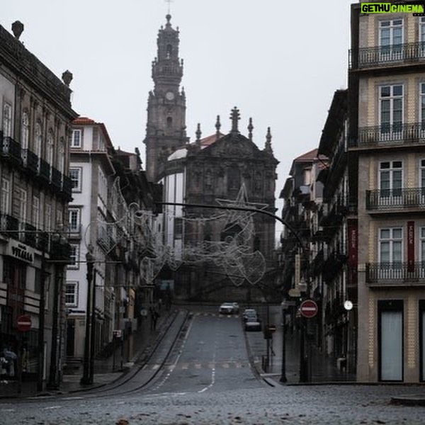 Pedro Ribeiro Instagram - Tenho-me lembrado muito destes tempos de 2020. As ruas desertas, os hospitais cheios, o medo colectivo, a esperança ingénua que nascia do invisível e pairava no ar, os arco-íris desenhados, que eram uma maneira de fazermos figas, ou uma prece muda. Toda a gente sem poder sair de casa, a vida suspensa em dias de morte à espreita. Temermos todos, por nós e pelas nossas pessoas. Quando vejo algumas coisas que as pessoas escrevem nas redes sociais, o nível de frustração ou mera maldade, a estupidez ou simplesmente a mais singela e desarmante falta de educação ou noção, penso no confinamento, sim. Será que essas pessoas também desenharam arco-íris? Comoveram-se com os esforços heróicos dos profissionais de saúde? Será que temeram pela vida? Terão mesmo perdido alguém? Acreditaram na palavra empatia, que parece ter sido inventada nessa altura? O que é feito do que fomos naqueles tempos, não tão longínquos assim? Ou não será que na verdade, o que somos é isto? Dizer mal, insultar com o mesmo à vontade com que o vírus matava gente, abraçar a boçalidade como um ursinho de peluche que se acha que protege do medo do desconhecido? A superioridadezinha em cada sentença sobre a vida dos outros, que se inveja só, a prepotência de, na vertigem de um teclado, ser, por umas linhas de texto numa rede social, caixa de comentários ou qualquer fórum, o maior da sua rua? Uma ilusão, como os tais desenhos de todas as cores. Uma pessoa chega a ter saudades do ar não poluído, de quando as ruas estavam desertas. O vírus agora é outro, e normalmente falha na educação, decência, bondade, humanidade e, quase sempre, ortografia.