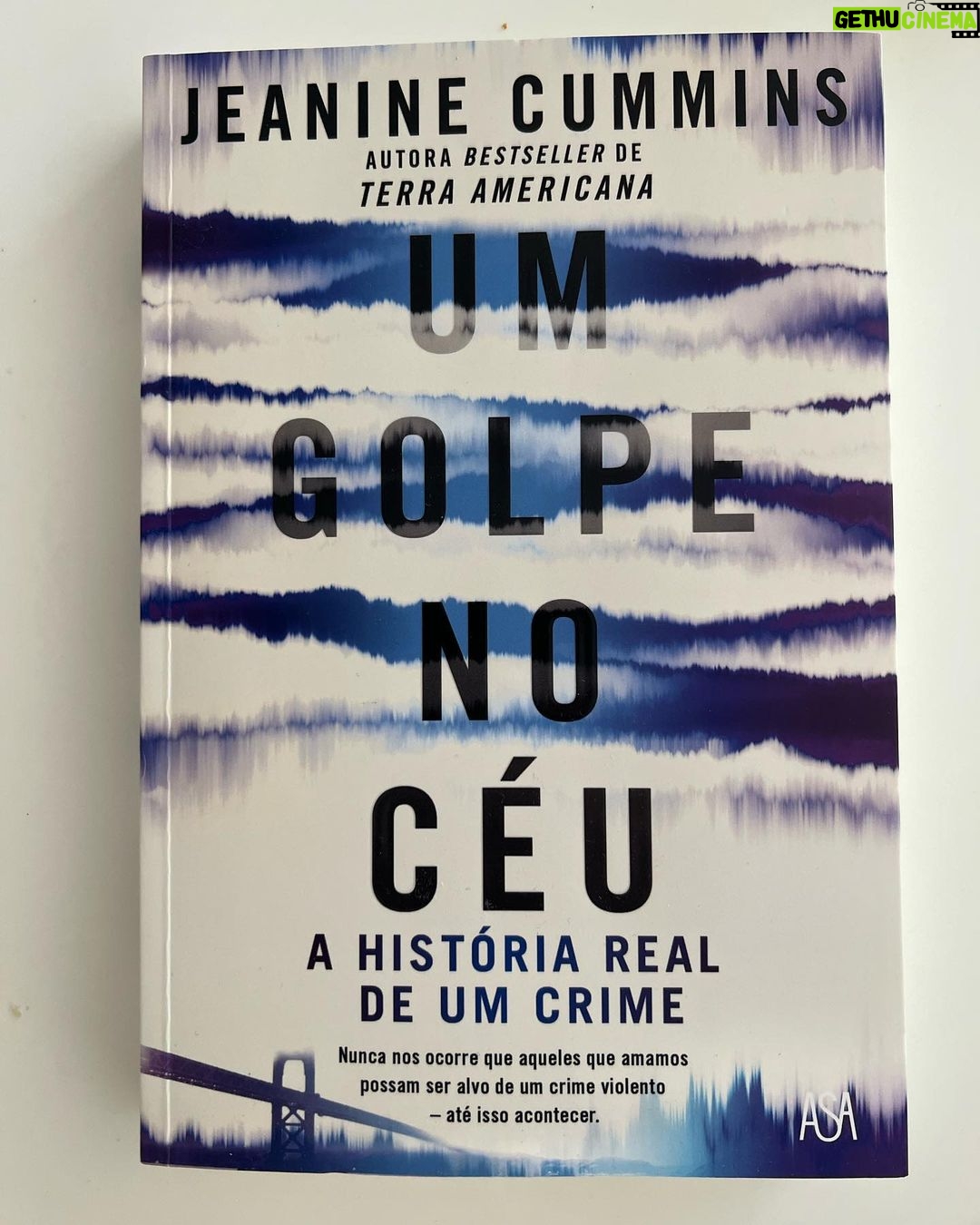 Pedro Ribeiro Instagram - Famíly Business. A “Terra Americana” foi dos livros que mais me impressionaram nos últimos anos. Na semana passada dei com este livro cá em casa e, levado pelo nome da autora e pelo impacto que o livro anterior teve em mim, avancei. Não tendo nada a ver com a Terra Americana, é também perturbador. Desde logo por ser uma história real, depois por envolver diretamente a própria autora, @jeaninecummins, e por ser uma catarse impressionante, a partir de uma experiência traumática. É também um assunto de família, uma ferida que Jeanine tenta fechar de vez, escrevendo este livro. Para o irmão, sobretudo. Depois tem a questão moral da Pena de Morte, as várias faces do sistema jurídico e policial da América, a miséria humana, a incomparável capacidade regeneradora e reparadora da passagem do tempo. E a ideia de que muitas vezes nem isso chega para nos trazer paz. Depende do olhar de cada leitura, claro. Bom livro.