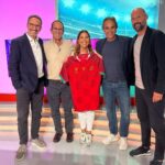 Pedro Ribeiro Instagram - Ao longo da vida, tenho tido a sorte de conhecer pessoas extraordinárias, e hoje, ao ver o Tomaz Morais entrar de surpresa no estúdio do Futebol é Momento, na Sport Tv, senti a emoção de rever um amigo, e alguém que muito admiro. O Tomaz é o herói discreto, o líder fiável, a honestidade, o carácter e a competência inatacáveis. O Rugby português, a viver, por estes dias, a renovada euforia de estar, de novo, numa fase final de um Mundial, muito deve a este autêntico gentleman. A camisola que a Federação me deu, quando foi às manhãs da Comercial, fiz questão de oferecer ao Tomaz, que parte amanhã para França, para apoiar, agora na qualidade de adepto, Portugal na estreia, com o País de Gales. Não sei de ninguém que mereça mais usar esta camisola, quando o hino tocar. O Tomaz não é só mais um lobo, há-de ser sempre o líder da alcateia. sport tv