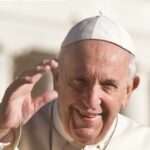 Pedro Ribeiro Instagram - Só por má fé ou cegueira ideológica se pode negar a coragem, determinação, resistência deste Papa, e a importância das suas palavras nas JMJ. Tenho em mim, desde sempre, toda a Fé, mas também inúmeras questões que me afastam da instituição Igreja. A minha ambivalência, na relação com a Igreja, não diminui por um segundo o imenso respeito e admiração por este idoso argentino, de serena sabedoria. Um exemplo extraordinário. Foram cinco dias que, independentemente do ângulo com que cada um capta para si o seu retrato e guarda a imagem pessoal do aqui se passou, deixam algo indiscutível: aconteceu qualquer coisa rara, boa, que vem de um lugar bom, no coração de todos (todos, todos, todos!) os que acreditam que o Ser Humano pode ser melhor. Como diz o Papa: não tenham medo. E amanhã, e depois e pela vida fora, lembremo-nos do que Francisco nos veio dizer, e no que isso nos deve fazer refletir. E mudar. Porque de nada valerá a comoção, empatia, generosidade com o próximo, tolerância destes dias, se depois continuar tudo como estava. Na Igreja e fora dela. Sabemos como funciona o mundo, mas, lá está, associada à fé, está sempre um princípio de esperança. Creio nisso.