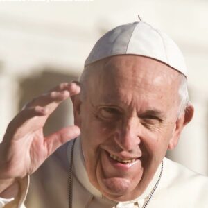Pedro Ribeiro Instagram - Só por má fé ou cegueira ideológica se pode negar a coragem, determinação, resistência deste Papa, e a importância das suas palavras nas JMJ. Tenho em mim, desde sempre, toda a Fé, mas também inúmeras questões que me afastam da instituição Igreja. A minha ambivalência, na relação com a Igreja, não diminui por um segundo o imenso respeito e admiração por este idoso argentino, de serena sabedoria. Um exemplo extraordinário. Foram cinco dias que, independentemente do ângulo com que cada um capta para si o seu retrato e guarda a imagem  pessoal do aqui se passou, deixam algo indiscutível: aconteceu qualquer coisa rara, boa, que vem de um lugar bom, no coração de todos (todos, todos, todos!) os que acreditam que o Ser Humano pode ser melhor. 
Como diz o Papa: não tenham medo. 
E amanhã, e depois e pela vida fora, lembremo-nos do que Francisco nos veio dizer, e no que isso nos deve fazer refletir. E mudar. 
Porque de nada valerá a comoção, empatia, generosidade com o próximo, tolerância destes dias, se depois continuar tudo como estava. 
Na Igreja e fora dela. 
Sabemos como funciona o mundo, mas, lá está, associada à fé, está sempre um princípio de esperança.  Creio nisso.