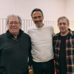 Pedro Ribeiro Instagram - E depois, um dia, este dia acontece-me. Na Terra dos Sonhos, que tem para mim, claro, a forma de um estúdio de rádio, sentam-se à minha frente Godinho e Palma. Absolutos senadores da escrita de canções, cujas letras foram, ao longo da minha vida, farol, abrigo, escape e inspiração. Nem dormi bem, n’A Noite Passada. Como correu? Eu acho que foi bom. Mas também sinto sempre que não consigo estar completamente à altura, que no meu desempenho ali eu fico meio aquém, perante a dimensão das possibilidades. Ouviremos. A minha sorte é que são ELES ali, comigo. Generosos e magnânimos. E eles fizeram a sua magia. Depois aviso, quando este episódio tão especial do “Poucos mas Bons” for publicado. Estou feliz. Obrigado, @jorgepalmaoficial e @sergio.godinho.oficial , os maiores. #poucosmasbons #podcast #radiocomercial #volkswagenid7 Rádio Comercial