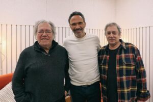 Pedro Ribeiro Instagram - E depois, um dia, este dia acontece-me. 
Na Terra dos Sonhos, que tem para mim, claro, a forma de um estúdio de rádio, sentam-se à minha frente Godinho e Palma. Absolutos senadores da escrita de canções, cujas letras foram, ao longo da minha vida, farol, abrigo, escape e inspiração. 
Nem dormi bem, n’A Noite Passada.
Como correu? Eu acho que foi bom. Mas também sinto sempre que não consigo estar completamente à altura, que no meu desempenho ali eu fico meio aquém, perante a dimensão das possibilidades. Ouviremos. 
A minha sorte é que são ELES ali, comigo. 
Generosos e magnânimos. 
E eles fizeram a sua magia. 
Depois aviso, quando este episódio tão especial do “Poucos mas Bons” for publicado. 
Estou feliz. Obrigado, @jorgepalmaoficial e @sergio.godinho.oficial , os maiores. 

#poucosmasbons #podcast #radiocomercial #volkswagenid7