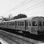 Pedro Ribeiro Instagram - Há uns dias, pela primeira vez em muitos anos, fiz a viagem de comboio entre Cascais e o Cais do Sodré. Foi nostálgico. Sobretudo ali a partir de Oeiras: as estações de Santo Amaro, (com a ponte que atravessei a pé, vezes sem conta, para ir para o Liceu de Oeiras) e Paço de Arcos (depois de passar à frente d’A Minha Escola, onde fiz a primária) Ainda me lembro do antigo esquema de cores e números, que identificavam os destinos: ⚪️ 0 - À noite, a parar em todas. 🟡 2 e 🔵 3 - O rápido para Cascais 🟠 o 6, que só ia até S.Pedro 🟢 7 e 🔴 8 para Oeiras E o 9 🟤 que só ia até Algés. Lembro-me de existir uma estação em Pedrouços. Lembro-me do ramal para a estação do Estádio Nacional, que já era uma ruína quando eu era miúdo, e hoje já não existe. Lembro o comboio que apanhava às 21:33 em Santo Amaro, para ir trabalhar para o CMR. Passar de uma carruagem para a outra, vendo a linha por baixo dos pés, e aquele barulho. Escolher o lugar da frente, da primeira carruagem, o fascínio de espreitar para a cabine do maquinista… Gosto de comboios, e a Linha de Cascais é a da minha infância. Foi mesmo bom voltar lá.