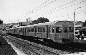 Pedro Ribeiro Instagram - Há uns dias, pela primeira vez em muitos anos, fiz a viagem de comboio entre Cascais e o Cais do Sodré. Foi nostálgico. Sobretudo ali a partir de Oeiras: as estações de Santo Amaro, (com a ponte que atravessei a pé, vezes sem conta, para ir para o Liceu de Oeiras) e Paço de Arcos (depois de passar à frente d’A Minha Escola, onde fiz a primária)
Ainda me lembro do antigo esquema de cores e números, que identificavam os destinos: 

⚪️ 0 - À noite, a parar em todas.
🟡 2 e 🔵 3 - O rápido para Cascais 
🟠 o 6, que só ia até S.Pedro
🟢 7 e 🔴 8 para Oeiras
E o 9 🟤 que só ia até Algés. 

Lembro-me de existir uma estação em Pedrouços. Lembro-me do ramal para a estação do Estádio Nacional, que já era uma ruína quando eu era miúdo, e hoje já não existe. 
Lembro o comboio que apanhava às 21:33 em Santo Amaro, para ir trabalhar para o CMR. 
Passar de uma carruagem para a outra, vendo a linha por baixo dos pés, e aquele barulho. Escolher o lugar da frente, da primeira carruagem, o fascínio de espreitar para a cabine do maquinista…
Gosto de comboios, e a Linha de Cascais é a da minha infância. 
Foi mesmo bom voltar lá.