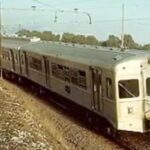 Pedro Ribeiro Instagram - Há uns dias, pela primeira vez em muitos anos, fiz a viagem de comboio entre Cascais e o Cais do Sodré. Foi nostálgico. Sobretudo ali a partir de Oeiras: as estações de Santo Amaro, (com a ponte que atravessei a pé, vezes sem conta, para ir para o Liceu de Oeiras) e Paço de Arcos (depois de passar à frente d’A Minha Escola, onde fiz a primária) Ainda me lembro do antigo esquema de cores e números, que identificavam os destinos: ⚪️ 0 - À noite, a parar em todas. 🟡 2 e 🔵 3 - O rápido para Cascais 🟠 o 6, que só ia até S.Pedro 🟢 7 e 🔴 8 para Oeiras E o 9 🟤 que só ia até Algés. Lembro-me de existir uma estação em Pedrouços. Lembro-me do ramal para a estação do Estádio Nacional, que já era uma ruína quando eu era miúdo, e hoje já não existe. Lembro o comboio que apanhava às 21:33 em Santo Amaro, para ir trabalhar para o CMR. Passar de uma carruagem para a outra, vendo a linha por baixo dos pés, e aquele barulho. Escolher o lugar da frente, da primeira carruagem, o fascínio de espreitar para a cabine do maquinista… Gosto de comboios, e a Linha de Cascais é a da minha infância. Foi mesmo bom voltar lá.