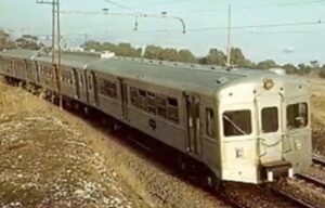 Pedro Ribeiro Instagram - Há uns dias, pela primeira vez em muitos anos, fiz a viagem de comboio entre Cascais e o Cais do Sodré. Foi nostálgico. Sobretudo ali a partir de Oeiras: as estações de Santo Amaro, (com a ponte que atravessei a pé, vezes sem conta, para ir para o Liceu de Oeiras) e Paço de Arcos (depois de passar à frente d’A Minha Escola, onde fiz a primária)
Ainda me lembro do antigo esquema de cores e números, que identificavam os destinos: 

⚪️ 0 - À noite, a parar em todas.
🟡 2 e 🔵 3 - O rápido para Cascais 
🟠 o 6, que só ia até S.Pedro
🟢 7 e 🔴 8 para Oeiras
E o 9 🟤 que só ia até Algés. 

Lembro-me de existir uma estação em Pedrouços. Lembro-me do ramal para a estação do Estádio Nacional, que já era uma ruína quando eu era miúdo, e hoje já não existe. 
Lembro o comboio que apanhava às 21:33 em Santo Amaro, para ir trabalhar para o CMR. 
Passar de uma carruagem para a outra, vendo a linha por baixo dos pés, e aquele barulho. Escolher o lugar da frente, da primeira carruagem, o fascínio de espreitar para a cabine do maquinista…
Gosto de comboios, e a Linha de Cascais é a da minha infância. 
Foi mesmo bom voltar lá.