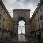 Pedro Ribeiro Instagram - Tenho-me lembrado muito destes tempos de 2020. As ruas desertas, os hospitais cheios, o medo colectivo, a esperança ingénua que nascia do invisível e pairava no ar, os arco-íris desenhados, que eram uma maneira de fazermos figas, ou uma prece muda. Toda a gente sem poder sair de casa, a vida suspensa em dias de morte à espreita. Temermos todos, por nós e pelas nossas pessoas. Quando vejo algumas coisas que as pessoas escrevem nas redes sociais, o nível de frustração ou mera maldade, a estupidez ou simplesmente a mais singela e desarmante falta de educação ou noção, penso no confinamento, sim. Será que essas pessoas também desenharam arco-íris? Comoveram-se com os esforços heróicos dos profissionais de saúde? Será que temeram pela vida? Terão mesmo perdido alguém? Acreditaram na palavra empatia, que parece ter sido inventada nessa altura? O que é feito do que fomos naqueles tempos, não tão longínquos assim? Ou não será que na verdade, o que somos é isto? Dizer mal, insultar com o mesmo à vontade com que o vírus matava gente, abraçar a boçalidade como um ursinho de peluche que se acha que protege do medo do desconhecido? A superioridadezinha em cada sentença sobre a vida dos outros, que se inveja só, a prepotência de, na vertigem de um teclado, ser, por umas linhas de texto numa rede social, caixa de comentários ou qualquer fórum, o maior da sua rua? Uma ilusão, como os tais desenhos de todas as cores. Uma pessoa chega a ter saudades do ar não poluído, de quando as ruas estavam desertas. O vírus agora é outro, e normalmente falha na educação, decência, bondade, humanidade e, quase sempre, ortografia.