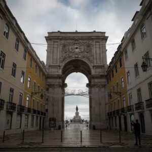 Pedro Ribeiro Instagram - Tenho-me lembrado muito destes tempos de 2020. 
As ruas desertas, os hospitais cheios, o medo colectivo, a esperança ingénua que nascia do invisível e pairava no ar, os arco-íris desenhados, que eram uma maneira de fazermos figas, ou uma prece muda.
Toda a gente sem poder sair de casa, a vida suspensa em dias de morte à espreita. Temermos todos, por nós e pelas nossas pessoas. 
Quando vejo algumas coisas que as pessoas escrevem nas redes sociais, o nível de frustração ou mera maldade, a estupidez ou simplesmente a mais singela e desarmante falta de educação ou noção, penso no confinamento, sim. 
Será que essas pessoas também desenharam arco-íris? Comoveram-se com os esforços heróicos dos profissionais de saúde? 
Será que temeram pela vida? Terão mesmo perdido alguém? Acreditaram na palavra empatia, que parece ter sido inventada nessa altura? O que é feito do que fomos naqueles tempos, não tão longínquos assim? Ou não será que na verdade, o que somos é isto? Dizer mal, insultar com o mesmo à vontade com que o vírus matava gente, abraçar a boçalidade como um ursinho de peluche que se acha que protege do medo do desconhecido? 
A superioridadezinha em cada sentença sobre a vida dos outros, que se inveja só, a prepotência de, na vertigem de um teclado, ser, por umas linhas de texto numa rede social, caixa de comentários ou qualquer fórum, o maior da sua rua? Uma ilusão, como os tais desenhos de todas as cores. 
Uma pessoa chega a ter saudades do ar não poluído, de quando as ruas estavam desertas. 
O vírus agora é outro, e normalmente falha na educação, decência, bondade, humanidade e, quase sempre, ortografia.