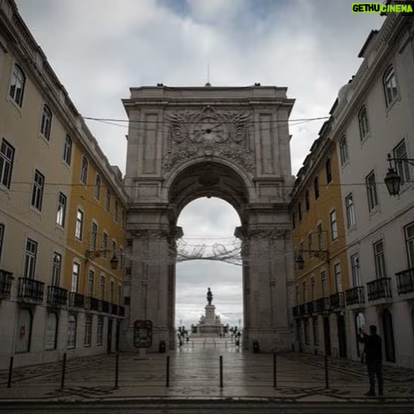 Pedro Ribeiro Instagram - Tenho-me lembrado muito destes tempos de 2020. As ruas desertas, os hospitais cheios, o medo colectivo, a esperança ingénua que nascia do invisível e pairava no ar, os arco-íris desenhados, que eram uma maneira de fazermos figas, ou uma prece muda. Toda a gente sem poder sair de casa, a vida suspensa em dias de morte à espreita. Temermos todos, por nós e pelas nossas pessoas. Quando vejo algumas coisas que as pessoas escrevem nas redes sociais, o nível de frustração ou mera maldade, a estupidez ou simplesmente a mais singela e desarmante falta de educação ou noção, penso no confinamento, sim. Será que essas pessoas também desenharam arco-íris? Comoveram-se com os esforços heróicos dos profissionais de saúde? Será que temeram pela vida? Terão mesmo perdido alguém? Acreditaram na palavra empatia, que parece ter sido inventada nessa altura? O que é feito do que fomos naqueles tempos, não tão longínquos assim? Ou não será que na verdade, o que somos é isto? Dizer mal, insultar com o mesmo à vontade com que o vírus matava gente, abraçar a boçalidade como um ursinho de peluche que se acha que protege do medo do desconhecido? A superioridadezinha em cada sentença sobre a vida dos outros, que se inveja só, a prepotência de, na vertigem de um teclado, ser, por umas linhas de texto numa rede social, caixa de comentários ou qualquer fórum, o maior da sua rua? Uma ilusão, como os tais desenhos de todas as cores. Uma pessoa chega a ter saudades do ar não poluído, de quando as ruas estavam desertas. O vírus agora é outro, e normalmente falha na educação, decência, bondade, humanidade e, quase sempre, ortografia.