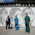 Pedro Ribeiro Instagram - Tenho-me lembrado muito destes tempos de 2020. As ruas desertas, os hospitais cheios, o medo colectivo, a esperança ingénua que nascia do invisível e pairava no ar, os arco-íris desenhados, que eram uma maneira de fazermos figas, ou uma prece muda. Toda a gente sem poder sair de casa, a vida suspensa em dias de morte à espreita. Temermos todos, por nós e pelas nossas pessoas. Quando vejo algumas coisas que as pessoas escrevem nas redes sociais, o nível de frustração ou mera maldade, a estupidez ou simplesmente a mais singela e desarmante falta de educação ou noção, penso no confinamento, sim. Será que essas pessoas também desenharam arco-íris? Comoveram-se com os esforços heróicos dos profissionais de saúde? Será que temeram pela vida? Terão mesmo perdido alguém? Acreditaram na palavra empatia, que parece ter sido inventada nessa altura? O que é feito do que fomos naqueles tempos, não tão longínquos assim? Ou não será que na verdade, o que somos é isto? Dizer mal, insultar com o mesmo à vontade com que o vírus matava gente, abraçar a boçalidade como um ursinho de peluche que se acha que protege do medo do desconhecido? A superioridadezinha em cada sentença sobre a vida dos outros, que se inveja só, a prepotência de, na vertigem de um teclado, ser, por umas linhas de texto numa rede social, caixa de comentários ou qualquer fórum, o maior da sua rua? Uma ilusão, como os tais desenhos de todas as cores. Uma pessoa chega a ter saudades do ar não poluído, de quando as ruas estavam desertas. O vírus agora é outro, e normalmente falha na educação, decência, bondade, humanidade e, quase sempre, ortografia.