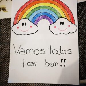 Pedro Ribeiro Instagram - Tenho-me lembrado muito destes tempos de 2020. 
As ruas desertas, os hospitais cheios, o medo colectivo, a esperança ingénua que nascia do invisível e pairava no ar, os arco-íris desenhados, que eram uma maneira de fazermos figas, ou uma prece muda.
Toda a gente sem poder sair de casa, a vida suspensa em dias de morte à espreita. Temermos todos, por nós e pelas nossas pessoas. 
Quando vejo algumas coisas que as pessoas escrevem nas redes sociais, o nível de frustração ou mera maldade, a estupidez ou simplesmente a mais singela e desarmante falta de educação ou noção, penso no confinamento, sim. 
Será que essas pessoas também desenharam arco-íris? Comoveram-se com os esforços heróicos dos profissionais de saúde? 
Será que temeram pela vida? Terão mesmo perdido alguém? Acreditaram na palavra empatia, que parece ter sido inventada nessa altura? O que é feito do que fomos naqueles tempos, não tão longínquos assim? Ou não será que na verdade, o que somos é isto? Dizer mal, insultar com o mesmo à vontade com que o vírus matava gente, abraçar a boçalidade como um ursinho de peluche que se acha que protege do medo do desconhecido? 
A superioridadezinha em cada sentença sobre a vida dos outros, que se inveja só, a prepotência de, na vertigem de um teclado, ser, por umas linhas de texto numa rede social, caixa de comentários ou qualquer fórum, o maior da sua rua? Uma ilusão, como os tais desenhos de todas as cores. 
Uma pessoa chega a ter saudades do ar não poluído, de quando as ruas estavam desertas. 
O vírus agora é outro, e normalmente falha na educação, decência, bondade, humanidade e, quase sempre, ortografia.