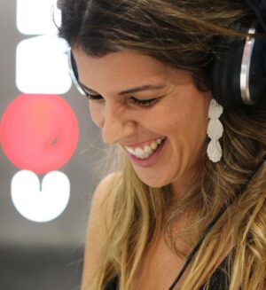 Pedro Ribeiro Instagram - Perguntem a qualquer pessoa que tenha feito Rádio, se não tem saudades. Se não sente sempre que falta qualquer coisa, mesmo que a vida esteja a correr bem noutra qualquer coisa a que se dedique. É assim. Agora imagine para alguém que fez rádio, diariamente, durante 20 anos! 
Hoje, a Rita volta à Comercial, e percebe-se bem a emoção dela e dos ouvintes que lhe passam a sua alegria a partir do instante em que ouvem o seu tão característico e inconfundível “bom dia!” 
A Favorite People vai de vento em popa…mas faltava a Rádio na vida da Rita. E a Rita fazia falta à Rádio. Tudo certo. 
Bem-vinda de volta, Rita. 
Que bom sentir-te tão feliz, aí nesse estúdio, que também é casa. 
Tínhamos todos muitas saudades! ❤️