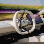 Pedro Ribeiro Instagram - Together in Electric Dreams. Acabo de ver, na SIC, uma reportagem sobre o Salão Automóvel de Munique. Parece que a eletrificação é definitiva. Durante muito tempo, julguei que o Hidrogénio acabasse por ser a nova via, depois dos motores de combustão. Como apaixonado por carros, embora totalmente ignorante em matéria de motores, binários e afins, assisto, deslumbrado, a esta explosão de novos modelos e a esta afirmação do Eletrico, numa industria em que até a origem geográfica dos carros ganha novos protagonistas com as marcas chinesas à frente, a baralhar as contas todas. E, neste caso, a jogar em casa do adversário, a Alemanha do Grupo VW, da Mercedes, da Porsche, da BMW. A mim, separa-me do carro elétrico a questão da autonomia, mas admito que seja preconceito ou mero desconhecimento, e que seja mais simples do que parece. O futuro da condução é elétrico, e o futuro, na verdade, já está aí, silenciosamente, à espreita. Promete. 💡