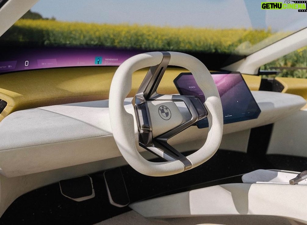 Pedro Ribeiro Instagram - Together in Electric Dreams. Acabo de ver, na SIC, uma reportagem sobre o Salão Automóvel de Munique. Parece que a eletrificação é definitiva. Durante muito tempo, julguei que o Hidrogénio acabasse por ser a nova via, depois dos motores de combustão. Como apaixonado por carros, embora totalmente ignorante em matéria de motores, binários e afins, assisto, deslumbrado, a esta explosão de novos modelos e a esta afirmação do Eletrico, numa industria em que até a origem geográfica dos carros ganha novos protagonistas com as marcas chinesas à frente, a baralhar as contas todas. E, neste caso, a jogar em casa do adversário, a Alemanha do Grupo VW, da Mercedes, da Porsche, da BMW. A mim, separa-me do carro elétrico a questão da autonomia, mas admito que seja preconceito ou mero desconhecimento, e que seja mais simples do que parece. O futuro da condução é elétrico, e o futuro, na verdade, já está aí, silenciosamente, à espreita. Promete. 💡