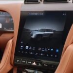 Pedro Ribeiro Instagram - Together in Electric Dreams. Acabo de ver, na SIC, uma reportagem sobre o Salão Automóvel de Munique. Parece que a eletrificação é definitiva. Durante muito tempo, julguei que o Hidrogénio acabasse por ser a nova via, depois dos motores de combustão. Como apaixonado por carros, embora totalmente ignorante em matéria de motores, binários e afins, assisto, deslumbrado, a esta explosão de novos modelos e a esta afirmação do Eletrico, numa industria em que até a origem geográfica dos carros ganha novos protagonistas com as marcas chinesas à frente, a baralhar as contas todas. E, neste caso, a jogar em casa do adversário, a Alemanha do Grupo VW, da Mercedes, da Porsche, da BMW. A mim, separa-me do carro elétrico a questão da autonomia, mas admito que seja preconceito ou mero desconhecimento, e que seja mais simples do que parece. O futuro da condução é elétrico, e o futuro, na verdade, já está aí, silenciosamente, à espreita. Promete. 💡