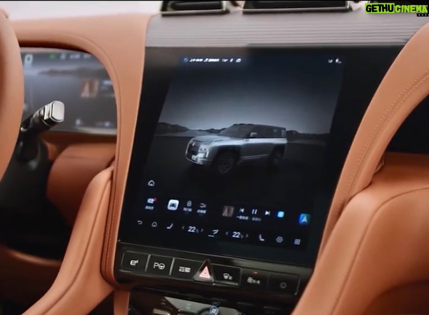 Pedro Ribeiro Instagram - Together in Electric Dreams. Acabo de ver, na SIC, uma reportagem sobre o Salão Automóvel de Munique. Parece que a eletrificação é definitiva. Durante muito tempo, julguei que o Hidrogénio acabasse por ser a nova via, depois dos motores de combustão. Como apaixonado por carros, embora totalmente ignorante em matéria de motores, binários e afins, assisto, deslumbrado, a esta explosão de novos modelos e a esta afirmação do Eletrico, numa industria em que até a origem geográfica dos carros ganha novos protagonistas com as marcas chinesas à frente, a baralhar as contas todas. E, neste caso, a jogar em casa do adversário, a Alemanha do Grupo VW, da Mercedes, da Porsche, da BMW. A mim, separa-me do carro elétrico a questão da autonomia, mas admito que seja preconceito ou mero desconhecimento, e que seja mais simples do que parece. O futuro da condução é elétrico, e o futuro, na verdade, já está aí, silenciosamente, à espreita. Promete. 💡