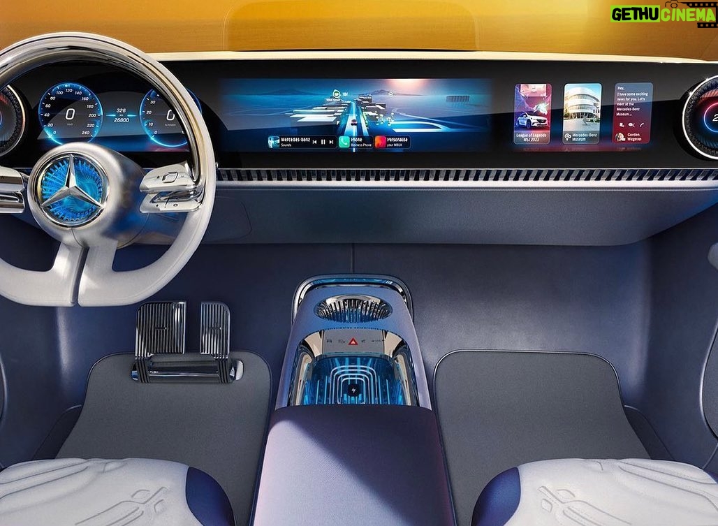 Pedro Ribeiro Instagram - Together in Electric Dreams. Acabo de ver, na SIC, uma reportagem sobre o Salão Automóvel de Munique. Parece que a eletrificação é definitiva. Durante muito tempo, julguei que o Hidrogénio acabasse por ser a nova via, depois dos motores de combustão. Como apaixonado por carros, embora totalmente ignorante em matéria de motores, binários e afins, assisto, deslumbrado, a esta explosão de novos modelos e a esta afirmação do Eletrico, numa industria em que até a origem geográfica dos carros ganha novos protagonistas com as marcas chinesas à frente, a baralhar as contas todas. E, neste caso, a jogar em casa do adversário, a Alemanha do Grupo VW, da Mercedes, da Porsche, da BMW. A mim, separa-me do carro elétrico a questão da autonomia, mas admito que seja preconceito ou mero desconhecimento, e que seja mais simples do que parece. O futuro da condução é elétrico, e o futuro, na verdade, já está aí, silenciosamente, à espreita. Promete. 💡