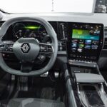 Pedro Ribeiro Instagram - Together in Electric Dreams. Acabo de ver, na SIC, uma reportagem sobre o Salão Automóvel de Munique. Parece que a eletrificação é definitiva. Durante muito tempo, julguei que o Hidrogénio acabasse por ser a nova via, depois dos motores de combustão. Como apaixonado por carros, embora totalmente ignorante em matéria de motores, binários e afins, assisto, deslumbrado, a esta explosão de novos modelos e a esta afirmação do Eletrico, numa industria em que até a origem geográfica dos carros ganha novos protagonistas com as marcas chinesas à frente, a baralhar as contas todas. E, neste caso, a jogar em casa do adversário, a Alemanha do Grupo VW, da Mercedes, da Porsche, da BMW. A mim, separa-me do carro elétrico a questão da autonomia, mas admito que seja preconceito ou mero desconhecimento, e que seja mais simples do que parece. O futuro da condução é elétrico, e o futuro, na verdade, já está aí, silenciosamente, à espreita. Promete. 💡