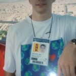 Pedro Ribeiro Instagram - Barcelona é especial. Fui lá muitas vezes, ao longo da minha vida, fiz vários relatos de jogos em Camp Nou, onde também já vi os u2. E fiz a cobertura de umas olimpíadas (a segunda imagem vem daí, desse verão mágico de 92). Passei lá férias com amigos, há muitos anos. Vi o Rodrigo falhar um golo feito. E já joguei, eu próprio, naquele relvado, uma vez! A Sombra do Vento é um dos livros da minha vida. Também já vi os U2 em Montjuic, o estádio olímpico onde o Barça joga, enquanto o seu estádio está em obras. Adoro a cidade, e costumo dizer que seria uma cidade onde viveria, na boa. Esta semana, a notícia da ida de Félix (tem de ser agora, miúdo) e Cancelo (super jogador também) deixou-me contente, confesso adepto culé que sou. Não sei se o Barça é “mais que um clube”, acho que todo o adepto dirá isso do seu próprio clube. Mas sei que há ali uma mentalidade, uma cultura, uma ideia. De que gosto, porque me apaixonei pela cidade, há muitos anos. O clube veio depois, e a minha relação com ele é intermitente, na verdade. Estava mais ligado, quando la brilharam Ronaldinho, Messi, Ronaldo fenómeno, Figo, Romário, Guardiola, Xavi e Iniesta. Adoro o Barça, apesar dos equipamentos serem, regra geral, horríveis. Acho que agora, com estes reforços tugas, vou ficar mais próximo outra vez. E com vontade de percorrer aquelas ruas, de novo. Jantar na Cerveceria Catalana ou no El Nacional, ou mesmo conseguir finalmente uma mesa no Disfrutar. Ou simplesmente voltar às tapas do Bar Lobo, perto das Ramblas. Parque Güel, Porto Olímpico, Passeio da Grácia, Sagrada Família. E, em podendo, ir à bola, claro. Barcelona é especial, não sei se já vos disse.