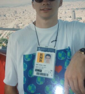 Pedro Ribeiro Instagram - Barcelona é especial. 
Fui lá muitas vezes, ao longo da minha vida, fiz vários relatos de jogos em Camp Nou, onde também já vi os u2. E fiz a cobertura de umas olimpíadas (a segunda imagem vem daí, desse verão mágico de 92). Passei lá férias com amigos, há muitos anos. Vi o Rodrigo falhar um golo feito. E já joguei, eu próprio, naquele relvado, uma vez!
A Sombra do Vento é um dos livros da minha vida. Também já vi os U2 em Montjuic, o estádio olímpico onde o Barça joga, enquanto o seu estádio está em obras. Adoro a cidade, e costumo dizer que seria uma cidade onde viveria, na boa. Esta semana, a notícia da ida de Félix (tem de ser agora, miúdo) e Cancelo (super jogador também) deixou-me contente, confesso adepto culé que sou. 
Não sei se o Barça é “mais que um clube”, acho que todo o adepto dirá isso do seu próprio clube. Mas sei que há ali uma mentalidade, uma cultura, uma ideia. De que gosto, porque me apaixonei pela cidade, há muitos anos. O clube veio depois, e a minha relação com ele é intermitente, na verdade. 
Estava mais ligado, quando la brilharam Ronaldinho, Messi, Ronaldo fenómeno, Figo, Romário, Guardiola, Xavi e Iniesta. Adoro o Barça, apesar dos equipamentos serem, regra geral, horríveis. 
Acho que agora, com estes reforços tugas, vou ficar mais próximo outra vez. E com vontade de percorrer aquelas ruas, de novo. 
Jantar na Cerveceria Catalana ou no El Nacional, ou mesmo conseguir finalmente uma mesa no Disfrutar. Ou simplesmente voltar às tapas do Bar Lobo, perto das Ramblas. 
Parque Güel, Porto Olímpico, Passeio da Grácia, Sagrada Família. 
E, em podendo, ir à bola, claro. 
Barcelona é especial, não sei se já vos disse.