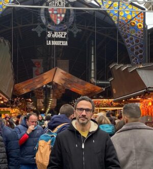 Pedro Ribeiro Instagram - Barcelona é especial. 
Fui lá muitas vezes, ao longo da minha vida, fiz vários relatos de jogos em Camp Nou, onde também já vi os u2. E fiz a cobertura de umas olimpíadas (a segunda imagem vem daí, desse verão mágico de 92). Passei lá férias com amigos, há muitos anos. Vi o Rodrigo falhar um golo feito. E já joguei, eu próprio, naquele relvado, uma vez!
A Sombra do Vento é um dos livros da minha vida. Também já vi os U2 em Montjuic, o estádio olímpico onde o Barça joga, enquanto o seu estádio está em obras. Adoro a cidade, e costumo dizer que seria uma cidade onde viveria, na boa. Esta semana, a notícia da ida de Félix (tem de ser agora, miúdo) e Cancelo (super jogador também) deixou-me contente, confesso adepto culé que sou. 
Não sei se o Barça é “mais que um clube”, acho que todo o adepto dirá isso do seu próprio clube. Mas sei que há ali uma mentalidade, uma cultura, uma ideia. De que gosto, porque me apaixonei pela cidade, há muitos anos. O clube veio depois, e a minha relação com ele é intermitente, na verdade. 
Estava mais ligado, quando la brilharam Ronaldinho, Messi, Ronaldo fenómeno, Figo, Romário, Guardiola, Xavi e Iniesta. Adoro o Barça, apesar dos equipamentos serem, regra geral, horríveis. 
Acho que agora, com estes reforços tugas, vou ficar mais próximo outra vez. E com vontade de percorrer aquelas ruas, de novo. 
Jantar na Cerveceria Catalana ou no El Nacional, ou mesmo conseguir finalmente uma mesa no Disfrutar. Ou simplesmente voltar às tapas do Bar Lobo, perto das Ramblas. 
Parque Güel, Porto Olímpico, Passeio da Grácia, Sagrada Família. 
E, em podendo, ir à bola, claro. 
Barcelona é especial, não sei se já vos disse.