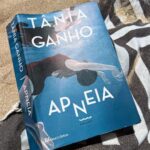 Pedro Ribeiro Instagram - Já tinha ouvido e lido muita coisa sobre este livro, quando senti que estava pronto para o ler, enfim. Ter devorado as quase 700 páginas em menos de uma semana, mostra como valeu a pena esperar pelo momento certo para mergulhar neste turbilhão, escrito, com sensibilidade, inteligência, coragem, pela @taniaganho . A forma como tantos adultos maltratam os filhos, por distúrbio de personalidade, pura maldade ou por outra razão qualquer, ligada a despeito, frustração, vingança…é demasiado extensa, sempre será demasiado extensa. Porque um caso só já seria inconcebível, inaceitável. Este livro é mais do que uma grande história, é uma história que deve ser lida. Gerar reflexão, debate, avanço. É um aviso sério e, ao mesmo tempo, grito de alerta, para a Justiça, a Escola, a Assistência Social, Pediatras e Pedopsiquiatras, País e Mães, famílias. É um livro perturbador e necessário. Por todas as infâncias que temos o dever de proteger. Por todas as crianças que perdem a inocência de uma forma violenta, perene, definitiva. Por culpa de quem os trouxe ao mundo, o que torna tudo absolutamente terrível. Grande livro
