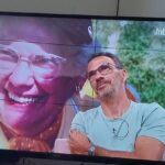 Pedro Ribeiro Instagram – Vó Dulce, hoje falei de si, na televisão. Ingenuamente, dei por mim a acreditar que estava a ver.
Algures aí, nesse não sei bem o quê, o sítio para onde se vai, depois.
Se calhar.
Tenho saudades suas.
(Obrigado @oficialjuliapinheiro) Estúdios SIC