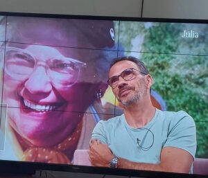 Pedro Ribeiro Instagram - Vó Dulce, hoje falei de si, na televisão. Ingenuamente, dei por mim a acreditar que estava a ver. 
Algures aí, nesse não sei bem o quê, o sítio para onde se vai, depois. 
Se calhar. 
Tenho saudades suas. 

(Obrigado @oficialjuliapinheiro)