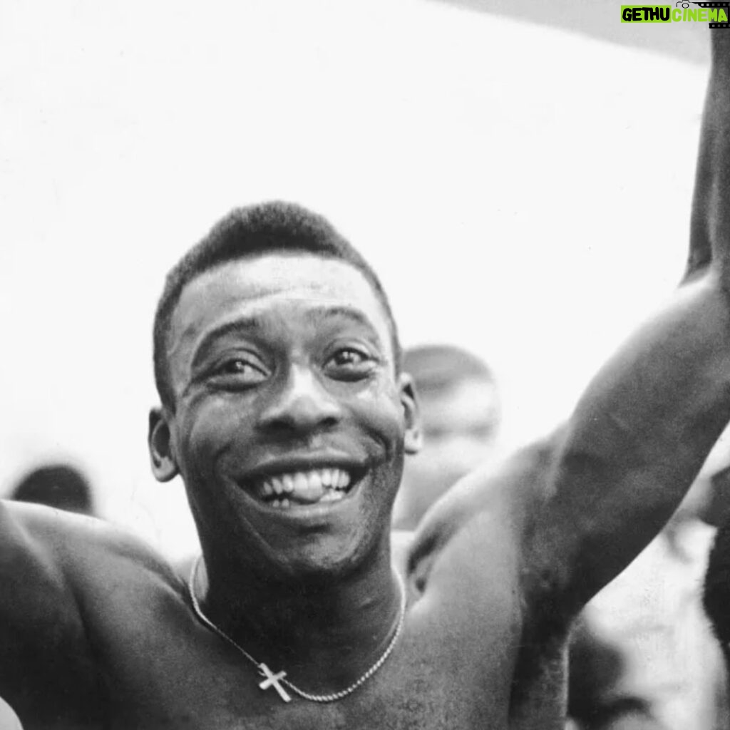 Pelé Instagram - Como o Rei Pelé sempre dizia: “Continue sorrindo e mantenha a bola rolando!” . As King Pelé always said: ‘Keep smiling and keep the ball rolling!’