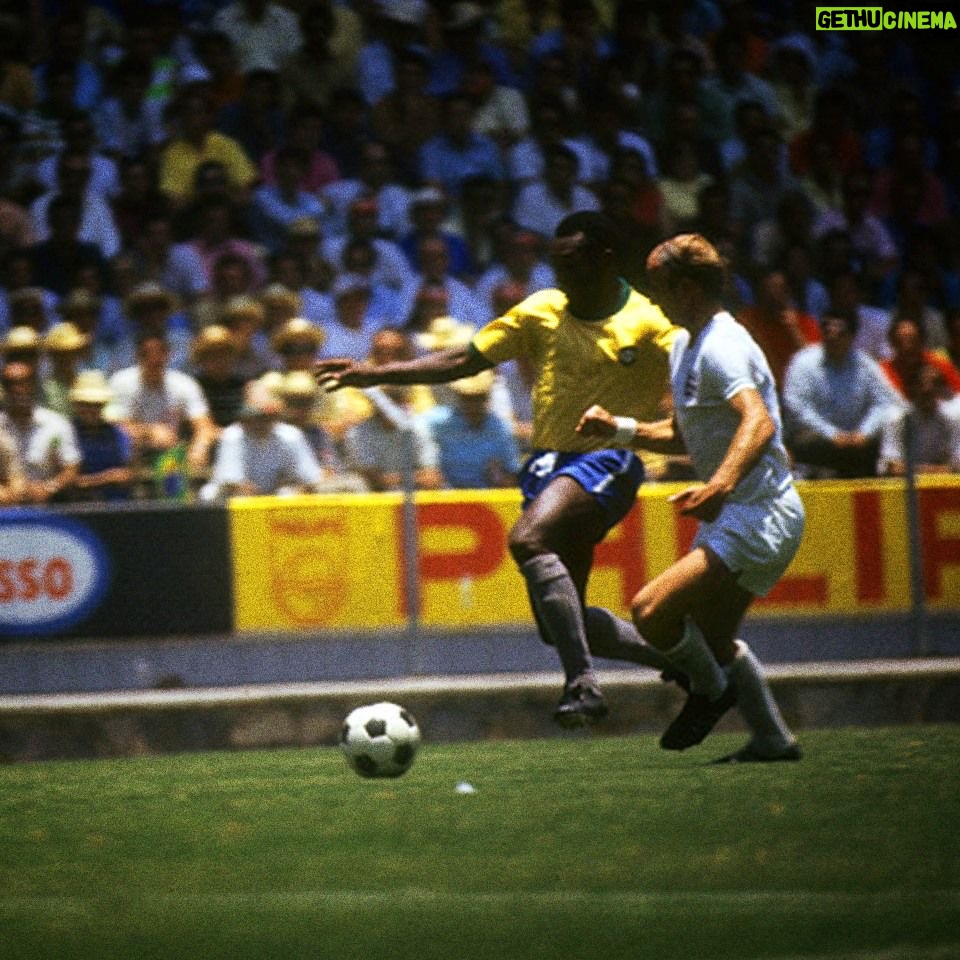 Pelé Instagram - Hoje um grande amigo do Rei, Sir Bobby Charlton, nos deixou. Agora, os dois cavaleiros da Coroa Britânica poderão jogar bola no céu. A Pelé Foundation lamenta profundamente essa notícia e transmite seu pesar e carinho para sua esposa, Lady Norma, familiares e amigos. . Today a great friend of the King, Sir Bobby Charlton, left us. Now, the two knights of the British Crown will be able to play football in heaven. The Pelé Foundation deeply regrets this news and conveys its regret and affection to his wife Lady Norma, family and friends.