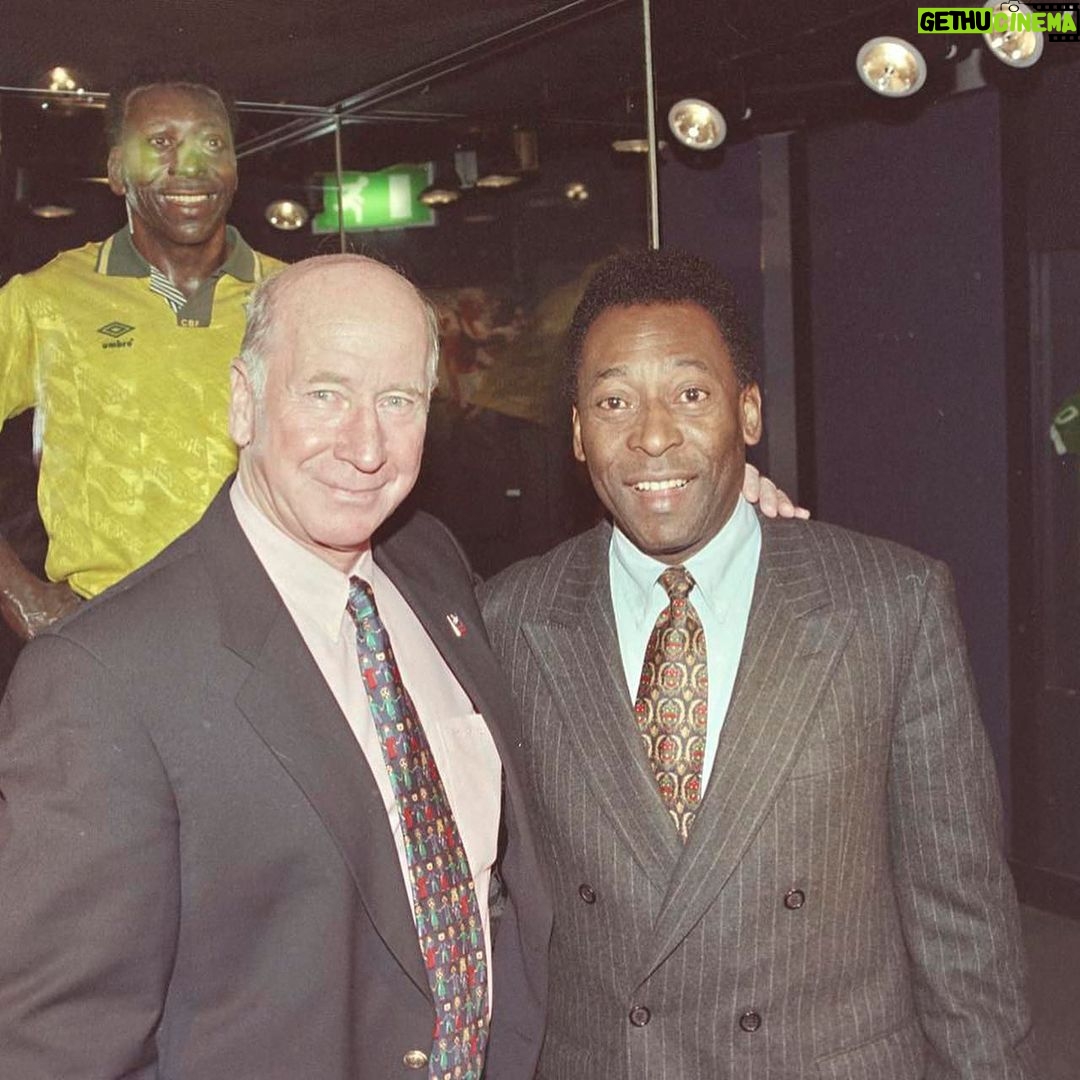 Pelé Instagram - Hoje um grande amigo do Rei, Sir Bobby Charlton, nos deixou. Agora, os dois cavaleiros da Coroa Britânica poderão jogar bola no céu. A Pelé Foundation lamenta profundamente essa notícia e transmite seu pesar e carinho para sua esposa, Lady Norma, familiares e amigos. . Today a great friend of the King, Sir Bobby Charlton, left us. Now, the two knights of the British Crown will be able to play football in heaven. The Pelé Foundation deeply regrets this news and conveys its regret and affection to his wife Lady Norma, family and friends.