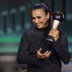 Pelé Instagram - Rainha @martavsilva10, nós, da Pelé Foundation, sabemos que o Rei estaria te aplaudindo de pé neste momento tão único para o futebol, e tão importante para o Brasil. Por isso, enviamos por aqui a nossa mensagem de carinho e agradecimento, por representar tão bem o esporte que tanto amamos. Muito obrigado por tudo. É um prazer testemunhar sua jornada. Hoje vimos também mais um brasileiro ser honrado com o Puskas. Parabéns, @guimadruga_00! Também parabenizamos @aitanabonmati e @leomessi pelos troféus de melhores jogadores de 2023. . Queen Marta, we, at the Pelé Foundation, know that the King would be giving you a standing ovation at this unique moment for football, and so important for Brazil. Therefore, we send our message of affection and gratitude here, for representing the sport we love so well. Thank you so much for everything. It is a pleasure to witness your journey. Today we also saw another Brazilian being honored with the Puskas. Congratulations, Guilherme Madruga! We also congratulate Aitana Bonmatí and Lionel Messi on their 2023 best player trophies.