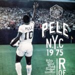 Pelé Instagram - 11 de junho de 1975, Manhattan. O grande Pelé do Brasil – o jogador de futebol mais célebre do mundo, bem como a figura mais mitológica – assinou o maior contrato da história dos esportes coletivos quando concordou em ingressar no New York Cosmos. Na América, foi um acontecimento cultural. Mais de 200 repórteres apareceram para ter uma visão da grandeza. Ninguém percebeu na época, mas quando Pelé estreou, quatro dias depois, ele abriu as portas para o esporte nos EUA. @rootsoffight está relembrando 1975, ano em que Pelé chegou à Big Apple, com esta nova coleção Pelé x NYC - exclusivamente em pele10.org /rootsoffight.com. #RootsofFight #KnowYourRoots . June 11, 1975, Midtown Manhattan. Brasil’s great Pelé — the world’s most celebrated soccer player, as well as its most mythological figure — signed the biggest contract in team sports history when he agreed to join the New York Cosmos. In America, it was a cultural happening. Over 200 reporters showed up at the Hunt Room within the “21” Club to get an eyeful of greatness. Nobody realized it at the time, but when Pelé debuted four days later he opened the floodgates for the sport in the U.S. @rootsoffight is throwing back to 1975, the year Pelé hit the Big Apple, with this new Pelé x NYC capsule - exclusively at pele10.org / rootsoffight.com. #RootsofFight #KnowYourRoots