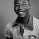 Pelé Instagram - Nunca perca a alegria. Inspire-se diante dos desafios. Para fazer a sua semana começar melhor, contagie-se com essa seleção de fotos do Rei feliz. Continue sorrindo! . Never miss the joy. Be inspired by the challenges. To start your week even better, get inspired with this selection of photos of the happy King. Keep smiling!