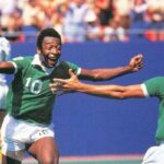 Pelé Instagram - Há mais de quatro décadas, neste dia o Rei Pelé concluía sua influente carreira como um “revolucionário" do futebol nos Estados Unidos. Ele encerrou sua trajetória no Civic Stadium (hoje conhecido como Providence Park), um estádio de beisebol adaptado rapidamente, com capacidade para 27.400 espectadores, embora tenha atraído uma multidão de 35.548 fãs. Nessa ocasião, Pelé disputou seu último jogo oficial de futebol. Na época, Pelé disse: "Desejo me aposentar como um campeão", e seu desejo se concretizou. Em 28 de agosto de 1977, vestindo a camisa verde e shorts brancos do New York Cosmos,, Pelé derrotou o Sounders, de Seattle, conquistando o título da Liga Norte Americana de Futebol (NASL). Nesse confronto, o lendário atleta viu sua equipe emergir vitoriosa com um placar de 2 a 1. . More than four decades ago, on this day, King Pelé concluded his influential career as a "trailblazer" of soccer in the United States. He brought his journey to an end at Civic Stadium (now known as Providence Park), a baseball stadium hastily adapted for soccer, with a capacity of 27,400 spectators, even though it attracted a crowd of 35,548 fans. On this occasion, Pelé played his final official soccer match. At the time, Pelé stated, "I wish to retire as a champion," and his wish came true. On August 28, 1977, clad in the green jersey and white shorts of the New York Cosmos, Pelé defeated the Sounders from Seattle, securing the title of the North American Soccer League (NASL). In this contest, the legendary athlete saw his team emerge victorious with a score of 2-1.