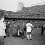 Pelé Instagram - O pessoal da Pelé Foundation vasculhou algumas fotos antigas e encontrou essa rara imagem do Rei depois de um amistoso contra o @realmadrid. Pelé sempre teve muita admiração pelo clube madrilenho, e inclusive recebeu muitas propostas para jogar com eles. Em entrevista, ele disse: “As pessoas que conhecem a história do futebol sabem que o Santos viajou muitas vezes para a Europa e não apenas isso. Sabem que venceu muitas vezes as grandes equipes da época. Não acredito que precisava jogar na Europa para provar alguma coisa. O futebol é muito diferente hoje. De qualquer forma, tive ofertas da Europa e preferi ficar em casa (...) Teria sido incrível jogar no Real, com tanta história… Mas não me arrependo de ter ficado e feito minha carreira no Santos”. . The folks at the Pelé Foundation dug through some old photos and found this rare image of the King after a friendly against @realmadrid. Pelé always had a lot of admiration for the Madrid club, and even received many proposals to play with them. In an interview, he said: “People who know the history of football know that Santos traveled to Europe many times and not only that. They know that he beat the big teams of the time many times. I don't believe I needed to play in Europe to prove anything. Football is very different today. Anyway, I had offers from Europe and preferred to stay at home (...) It would have been amazing to play for Real, with so much history... But I don't regret staying and making my career at Santos”.