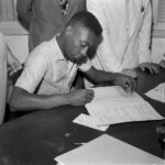 Pelé Instagram - Em 1957, Edson assinava seu primeiro contrato profissional com o @SantosFC. Isso aconteceu depois de o menino impressionar o treinador, Luís Alonso Pérez (Lula), após atuar em 30 partidas como atleta amador pelo clube. O ex-jogador da Seleção Brasileira, Waldemar de Britto, foi quem levou Pelé para fazer testes na Baixada Santista. Era o início de uma grande história. O Rei fez 1363 partidas, sendo 1116 pelo Santos, e marcou 1282 gols, 1091 com a camisa alvinegra. . In 1957, Edson signed his first professional contract with @SantosFC. This happened after Pelé impressed the coach, Luís Alonso Pérez (Lula), after playing in 30 matches as an amateur athlete for the club. Former Brazilian national team player, Waldemar de Britto, was the one who took Pelé for trials in Baixada Santista. It was the beginning of a great story. The King played 1363 matches, 1116 of them for Santos, and scored 1282 goals, 1091 of them wearing the white and black shirt.