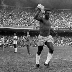 Pelé Instagram - O ano era 1971. O dia era 18 de julho. Com Maracanã lotado, o maior jogador da história do futebol jogou sua última partida pela Seleção Brasileira. Não existia palco mais adequado. Quando foi substituído, o icônico estádio era tomado pelo silêncio, como se todos tivessem perdido o ar por um segundo. A partida simplesmente parou por completo. Os jogadores em campo observam enquanto Rei Pelé se despedia de 138.575 súditos dando uma volta olímpica, em meio às lágrimas e a certeza de que seu legado havia sido cumprido.

.

The year was 1971. The day was July 18th. With Maracanã full, the greatest player in football history played his last match for the Brazilian national team. There was no more suitable stage. When it was replaced, the iconic stadium was filled with silence, as if everyone lost their breath for a second. The match just stopped altogether. Players on the field watched as King Pelé said goodbye to 138,575 subjects taking an Olympic lap, amid tears and the certainty that his legacy had been fulfilled.
