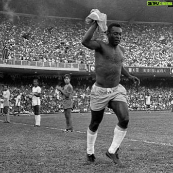 Pelé Instagram - O ano era 1971. O dia era 18 de julho. Com Maracanã lotado, o maior jogador da história do futebol jogou sua última partida pela Seleção Brasileira. Não existia palco mais adequado. Quando foi substituído, o icônico estádio era tomado pelo silêncio, como se todos tivessem perdido o ar por um segundo. A partida simplesmente parou por completo. Os jogadores em campo observam enquanto Rei Pelé se despedia de 138.575 súditos dando uma volta olímpica, em meio às lágrimas e a certeza de que seu legado havia sido cumprido. . The year was 1971. The day was July 18th. With Maracanã full, the greatest player in football history played his last match for the Brazilian national team. There was no more suitable stage. When it was replaced, the iconic stadium was filled with silence, as if everyone lost their breath for a second. The match just stopped altogether. Players on the field watched as King Pelé said goodbye to 138,575 subjects taking an Olympic lap, amid tears and the certainty that his legacy had been fulfilled.