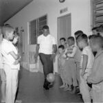 Pelé Instagram - O Rei sempre quis ser referência para as crianças. Durante a sua vida, se preocupou e agiu para promover a educação e o combate à pobreza dos pequenos, que são o futuro do planeta. É importante continuarmos este trabalho, e assim como Pelé na foto, não deixar a bola cair! . The King always wanted to be a reference for children. During his life, he was concerned and acted to promote education and the fight against poverty for the little ones, who are the future of the planet. It's important that we continue this work, and like Pelé in the photo, don't drop the ball!