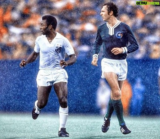 Pelé Instagram - Eram muito mais que bons amigos. Rei Pelé chamava Beckenbauer de irmão. Parceiros de time, quando jogaram juntos no New York Cosmos, as duas lendas nutriram uma linda e rara amizade, ao longo de toda a vida. Essa é uma despedida difícil para quem ama o futebol. Todavia, esperamos que seja um lindo reencontro no céu. Obrigado por tudo, @franzbeckenbauer. . They were much more than good friends. King Pelé called Beckenbauer his brother. Team partners, when they played together for the New York Cosmos, the two legends nurtured a beautiful and rare friendship throughout their lives. This is a difficult farewell for anyone who loves football. However, we hope it will be a beautiful reunion in heaven. Thanks for everything, Beckenbauer.