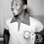 Pelé Instagram - "Por mais que vivamos, nunca esquecemos o tempo em que éramos jovens." Em 1958, um fenômeno brasileiro de 17 anos surpreendeu o mundo. Foi no Estádio Rasunda, na final contra a Suécia - país anfitrião - que Pelé marcou dois gols para ajudar o Brasil à vencer. Um herói havia surgido e uma lenda nascia. Este novo conjunto de shorts e moletom azul da @rootsoffight relembra a Copa do Mundo de 1958, quando o grande Pelé se anunciou ao mundo. Disponível agora - somente em Rootsoffight.com. #RootsofFight #KnowYourRoots . “However long we live, we never forget the time when we were young.” In 1958, a 17-year-old Brazilian phenom took the world by storm. It was at the Rasunda Stadium in the final against Sweden - the host country - that Pelé scored two goals to help Brasil to victory. A hero had emerged, and a legend was born. This new @rootsoffight royal blue shorts and hoody set throws back to the 1958 World Cup, when the great Pelé announced himself to the world. Available now - only at Rootsoffight.com. #RootsofFight #KnowYourRoots