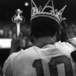 Pelé Instagram - Hoje comemoramos o Dia da Coroação de Rei Pelé. Neste dia, há 65 anos, Edson foi o jogador mais jovem a marcar gols em Copa do Mundo, em 1958. O recorde é mantido até hoje. E também, pela primeira vez, Pelé foi chamado de Rei. A Pelé Foundation agradece especialmente a @galvaobueno, @davidbeckham, @prfalcao5, @italoferreira, @dunga8oficial, @pepe_santosfc, @kaka, @cafu2, @oficial_formiga e @biahaddadmaia. Essa homenagem ficou muito mais inspiradora com a participação de vocês. #DiaDaCoroação #PeléFoundation #Pelé #ReiPelé . Today we celebrate King Pelé’s Coronation Day. On this day, 65 years ago, Edson was the youngest player to score goals in the World Cup, in 1958. The record is still maintained today. And also, for the first time, Pelé was called King. The Pelé Foundation is especially grateful to @galvaobueno, @davidbeckham, @prfalcao5, @italoferreira, @dunga8oficial, @pepe_santosfc, @kaka, @cafu2, @oficial_formiga and @biahaddadmaia. This tribute was much more inspiring with your participation. #CoronationDay #PeléFoundation #Pelé #KingPelé